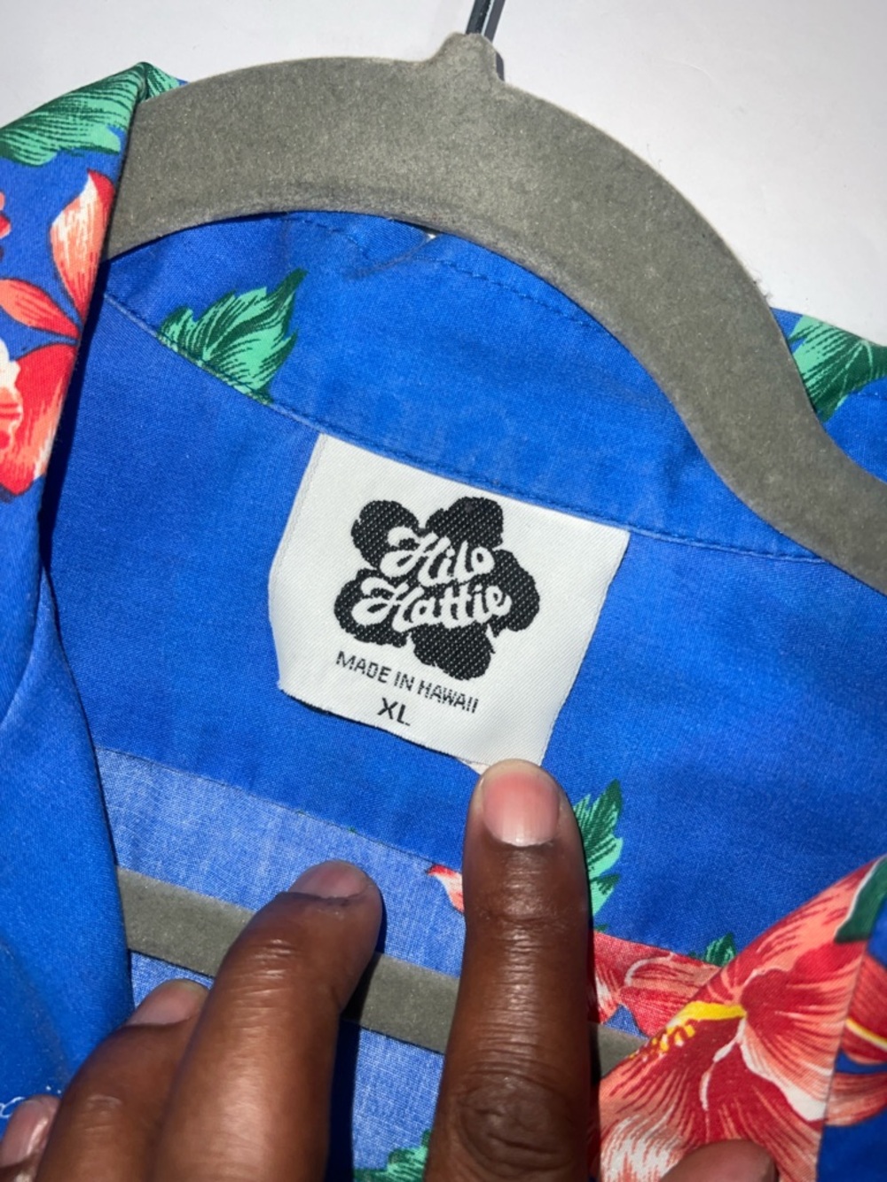 Hilo Hattie Men’s Royal Blue Hawaiian Shirt with Red Hibiscus XL - Picture 2 of 7